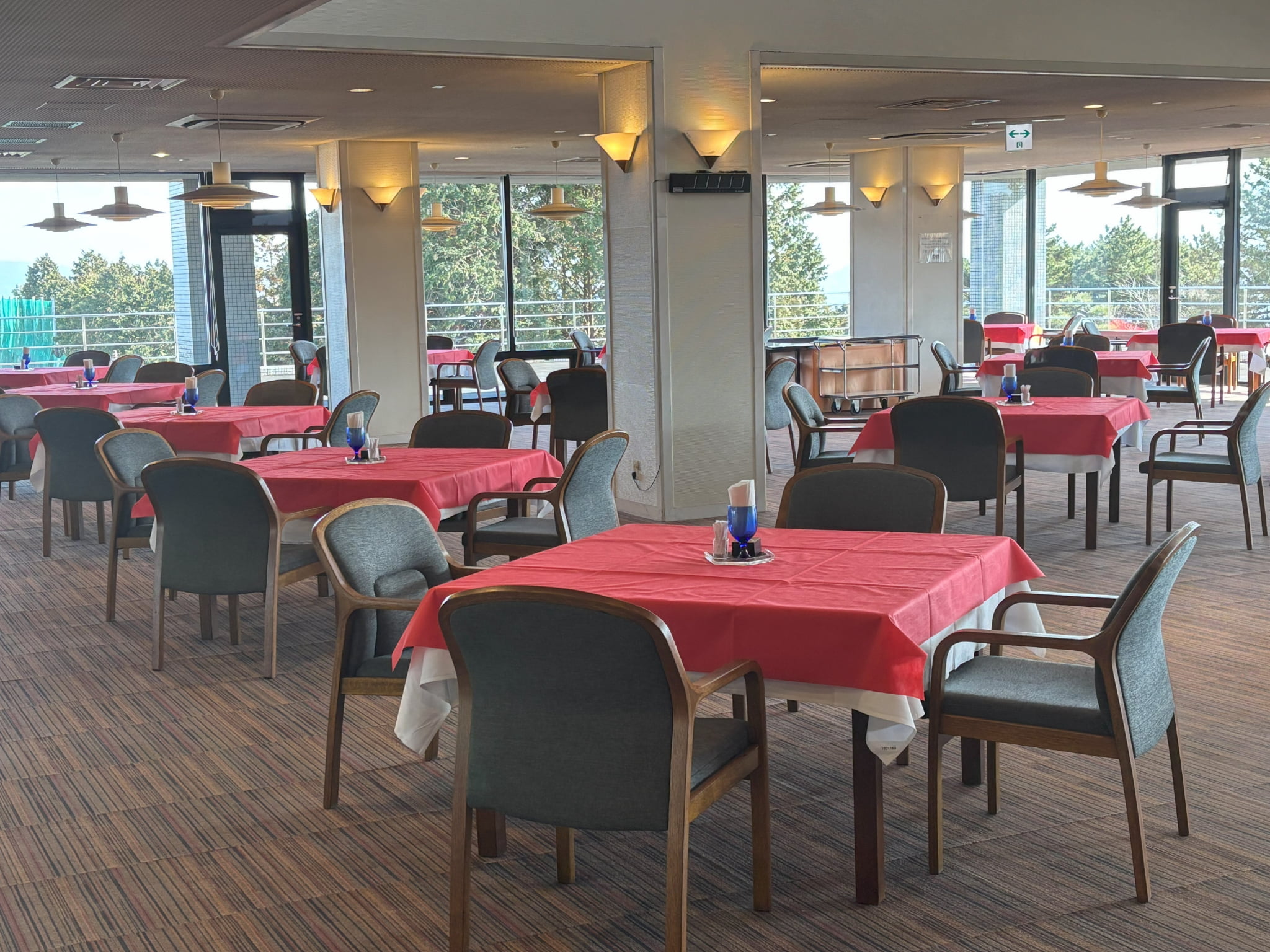 食堂椅子修理後